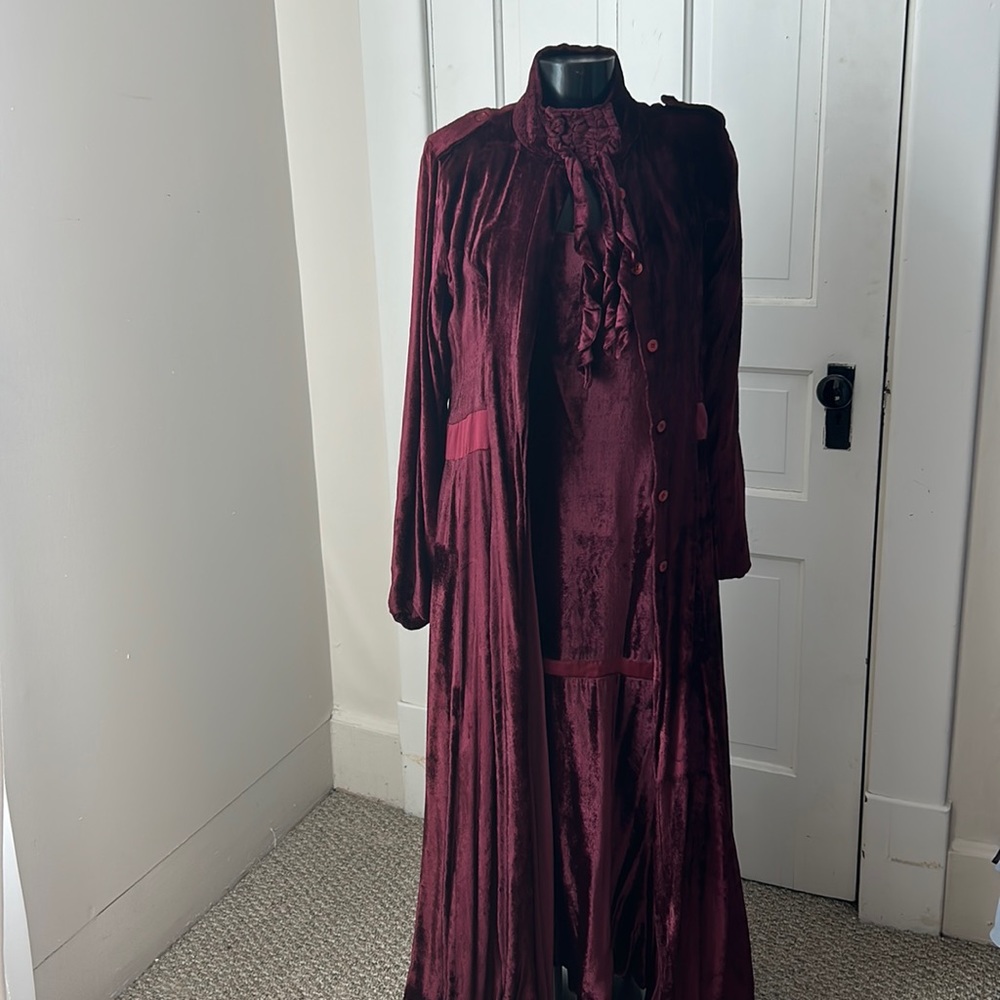 Sleeveless velvet dress with full length, duster coat by Yantha. Size M? NWT